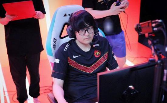 微软Xbox主机新功能揭秘：兼容PC平台的未来游戏体验